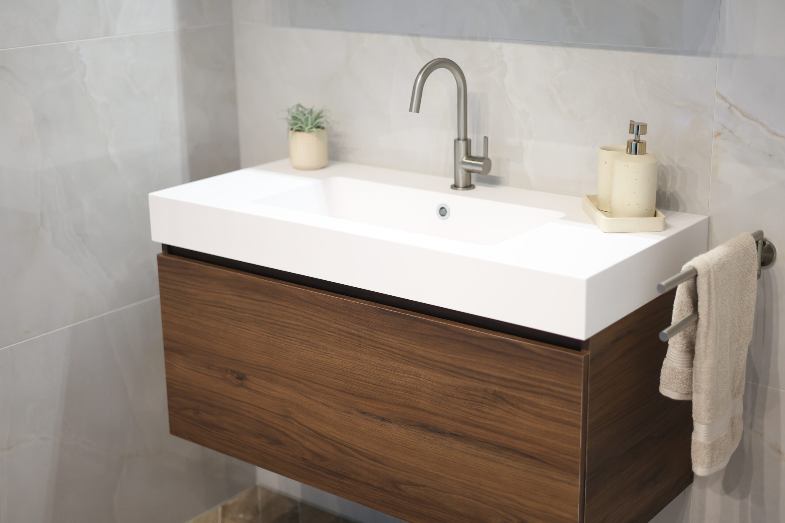 Badkamer met houten wastafelmeubel
