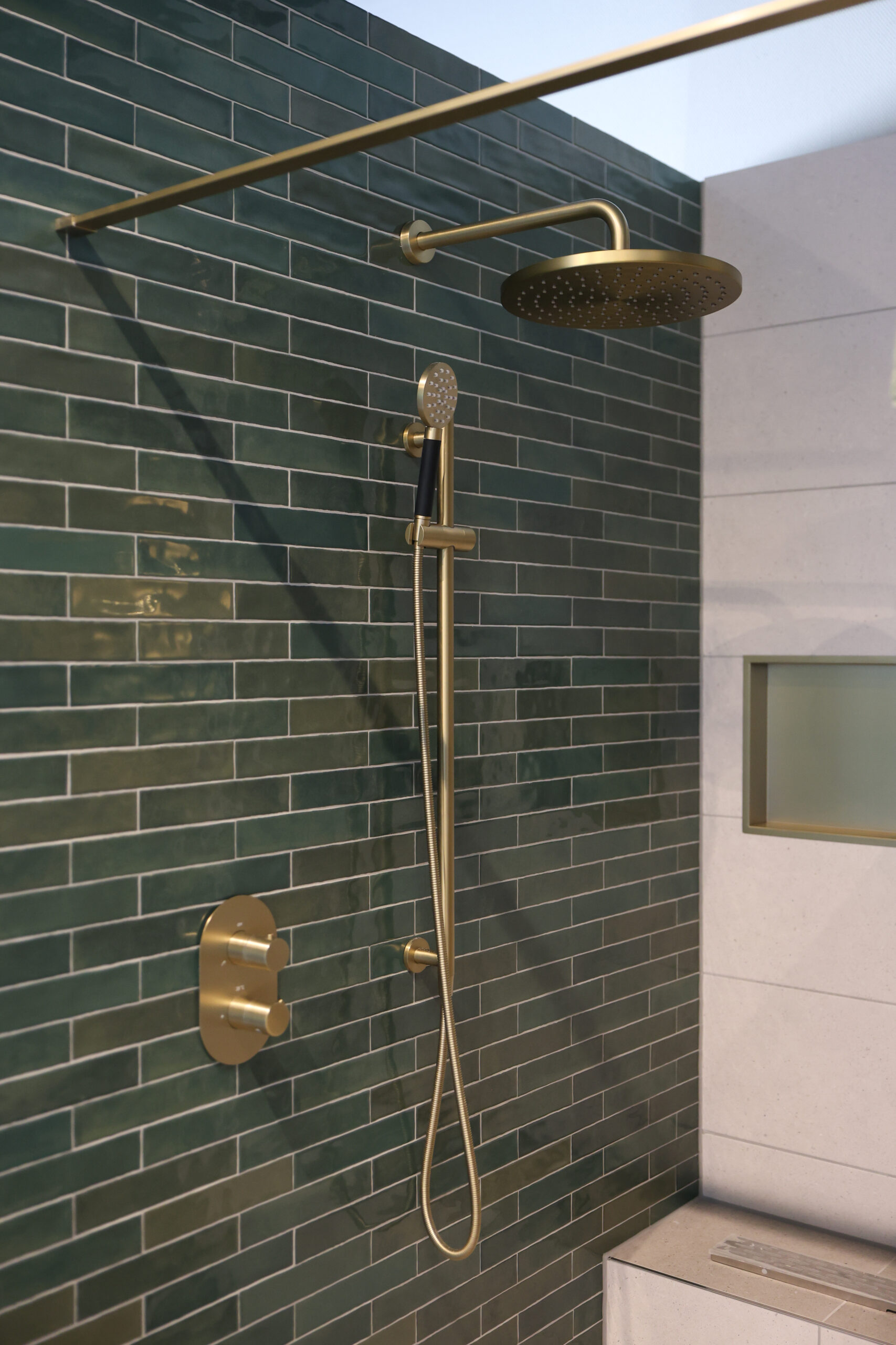 Luxe douche met goudkleurig douchegarnituur